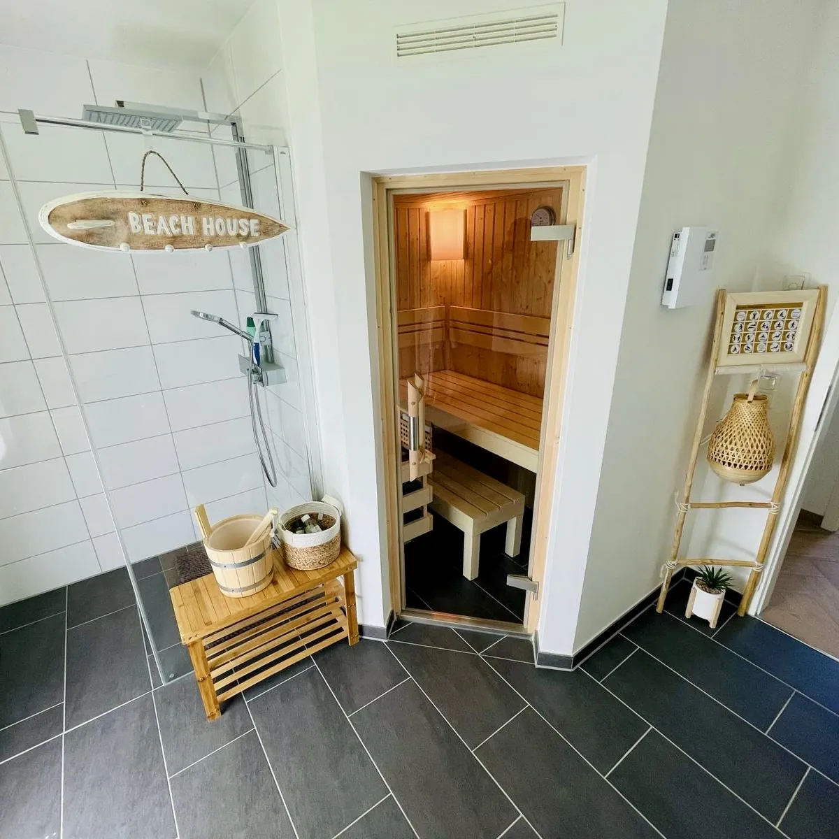 Wellnessbereich mit Sauna und Dusche